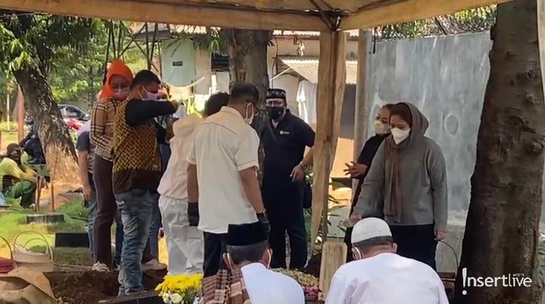 Kepergian Jane Shalimar sangat menyisakan kesedihan mendalam bagi putranya. Yuk intip proses pemakaman Jane Shalimar yang memilukan!
