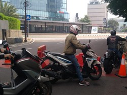 Tak Ada Penjagaan, Mobil-Motor Terobos Penyekatan ke Sudirman