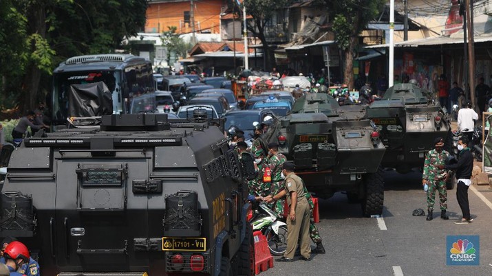 Penyekatan PPKM Darurat di Lenteng Agung, Jakarta, Senin (5/7/2021). (CNBC Indonesia/Andrean Kristianto)