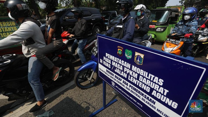 Penyekatan PPKM Darurat di Lenteng Agung, Jakarta, Senin (5/7/2021). (CNBC Indonesia/Andrean Kristianto)