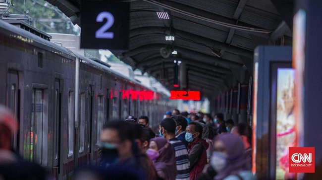 PT Kereta Api Indonesia (PT KAI) melarang penumpang anak-anak yang masih berusia di bawah 12 tahun. Aturan ini mulai berlaku mulai Kamis, (29/7).