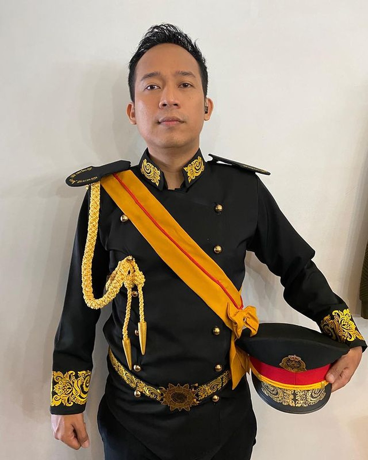 Denny Cagur menambah daftar artis yang memilih terjun ke dunia politik&period; Yuk kita intip potretnya&excl;