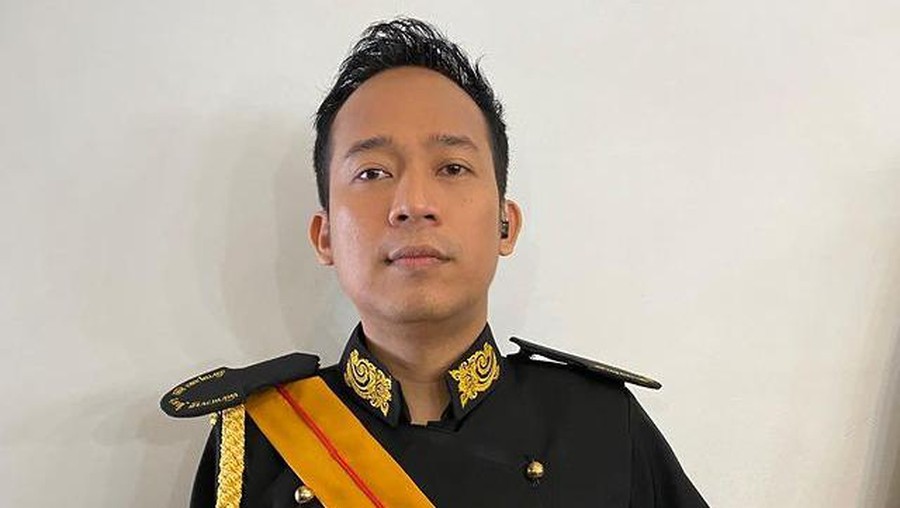 Denny Cagur menambah daftar artis yang memilih terjun ke dunia politik. Yuk kita intip potretnya!