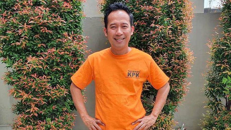 Denny Cagur menambah daftar artis yang memilih terjun ke dunia politik. Yuk kita intip potretnya!