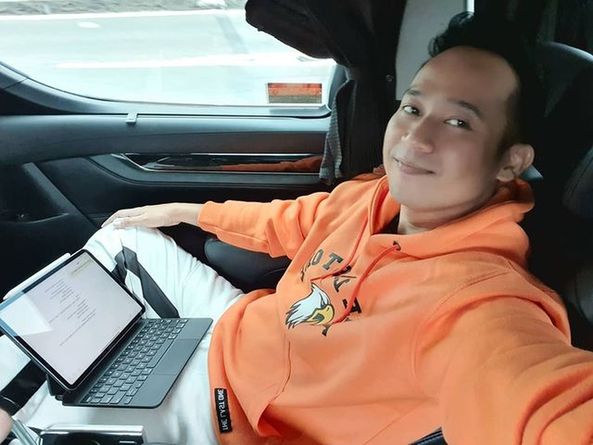 Denny Cagur menambah daftar artis yang memilih terjun ke dunia politik&period; Yuk kita intip potretnya&excl;