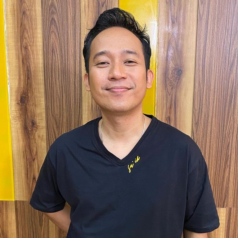 Denny Cagur menambah daftar artis yang memilih terjun ke dunia politik. Yuk kita intip potretnya!