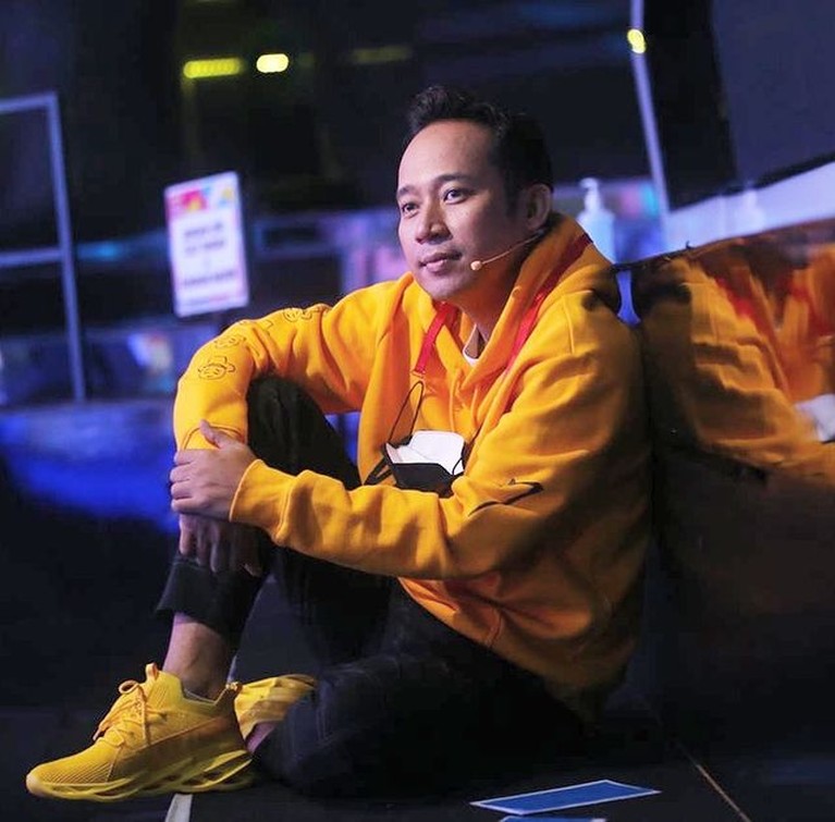 Denny Cagur menambah daftar artis yang memilih terjun ke dunia politik. Yuk kita intip potretnya!