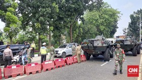 Kendaraan Tempur Lapis Baja Siaga di Pos Sekat PPKM Darurat