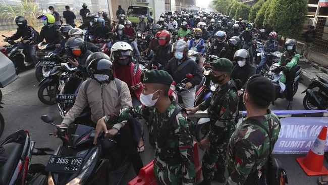 Pangdam Jaya mengatakan banyak masyarakat yang mencoba masuk ke Jakarta pun tak sesuai protokol kesehatan dan aturan yang berlaku.