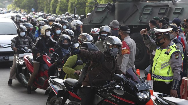 Selama PPKM Darurat, Jalan Kalimalang,  Kota Bekasi ditutup total. Pengendara dari dan menuju Jakarta tidak diperkenankan lewat.