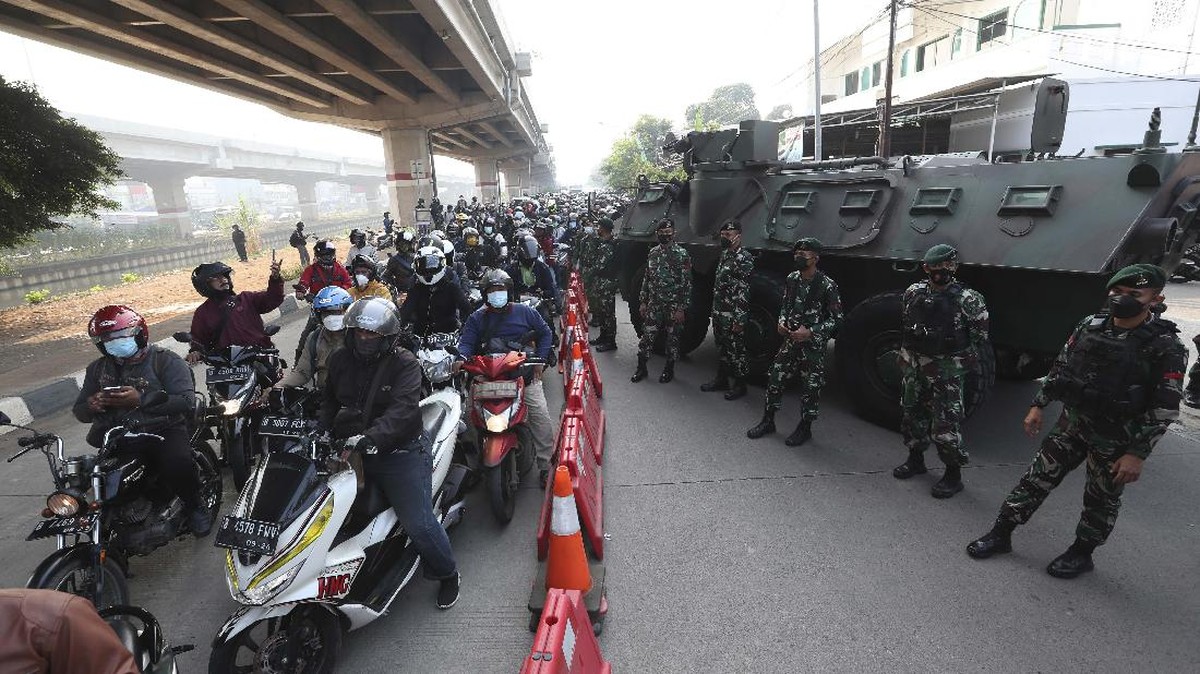 FOTO: Riuh Klakson di Penyekatan PPKM Darurat Kalimalang