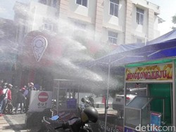 Heboh Aksi Semprot Warung Pakai Damkar Saat PPKM Darurat di Semarang