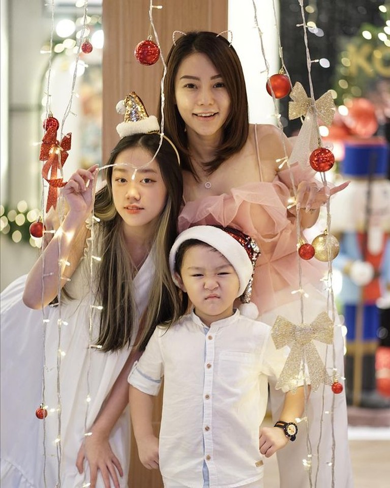 Sosok Bella Lee Kekasih Roy Kiyoshi yang Akan Ia Nikahi Roy Kiyoshi dikabarkan akan menikah dengan Bella Lee janda 2 anak yang merupakan kekasihnya. Yuk kita intip sosoknya!
