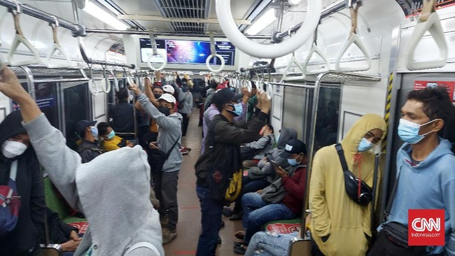 Para pengguna KRL masih ramai di Stasiun Pondok Ranji, Tanah Abang, dan Manggarai memasuki pekan pertama penerapan PPKM Darurat di Jakarta.