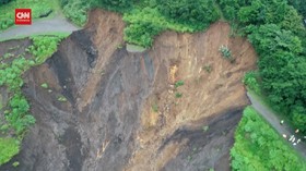 VIDEO: Tim SAR Cari 80 Orang Hilang di Lokasi Longsor Jepang