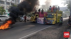 Demo Tolak TKA China, Mahasiswa Makassar Blokade Jalan