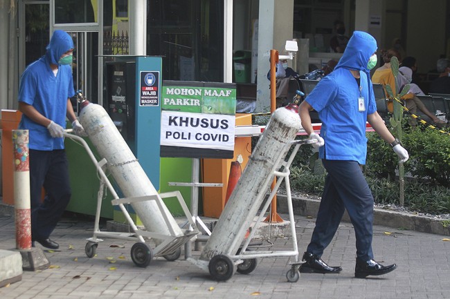 Penambahan jumlah kasus positif Covid-19 memecahkan rekor. Selain rekor positif, CNNIndonesia.com merangkum sejumlah info tentang covid selama 24 jam terakhir.