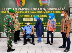 TNI Gelontorkan 800 Vaksin untuk Pekerja Pabrik Kertas di Sidoarjo