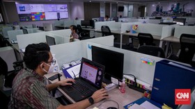Keluh Karyawan Esensial Kerja di Kantor Nyaris Tanpa Prokes