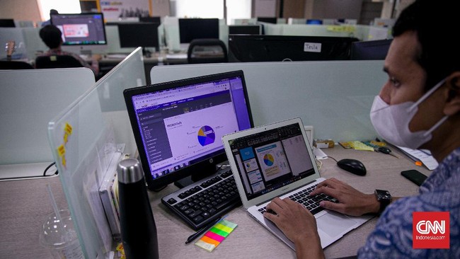 Sejumlah perusahaan dalam sektor esensial atau kritikal masih dapat bekerja di kantor (work from office/WFO) dan penerapan protokol kesehatan lebih ketat.