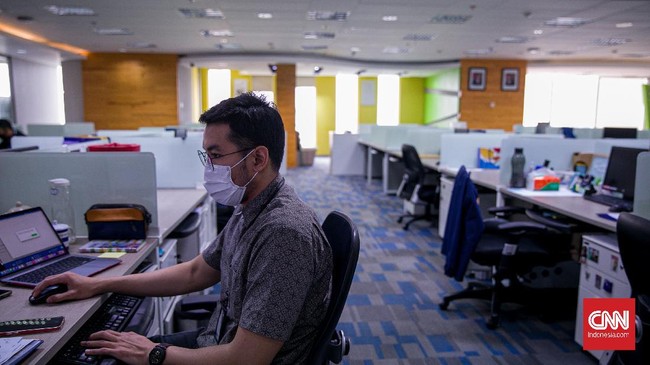 Menko Marves Luhut Binsar Panjaitan mengatakan perkantoran di sektor non esensial dapat menerapkan bekerja dari kantor sebesar 25 persen.