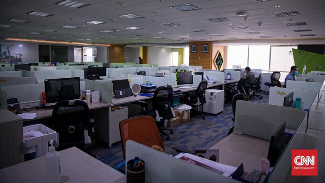 Karyawan diminta untuk melaporkan perusahaan non esensial yang tetap mewajibkan karyawannya datang ke kantor atau work from office (WFO).