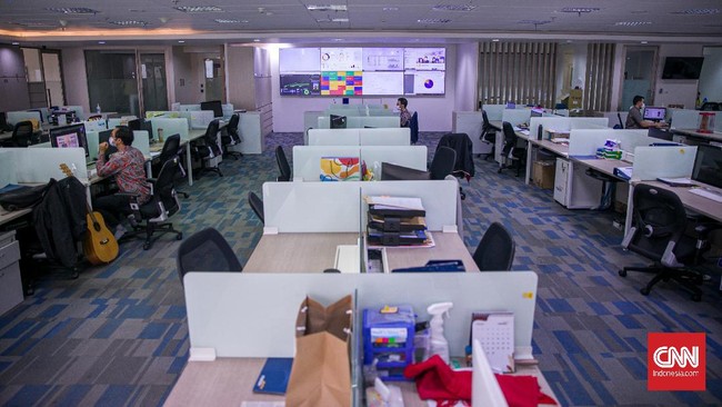 Pemerintah menetapkan aktivitas bekerja dari kantor (WFO) selama PPKM Level 4 di luar Jawa Bali maksimal 25 persen.