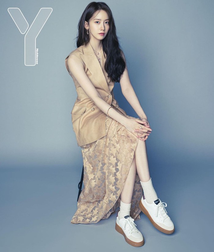 Dibalut gaun berwarna krem tanpa lengan, perempuan bernama asli Im Yoona ini berpose dengan elegan. Sepatu putih yang dikenakan memberi kesan kasual. (Yoona snsd/Foto: Instagram/yoona__lim)