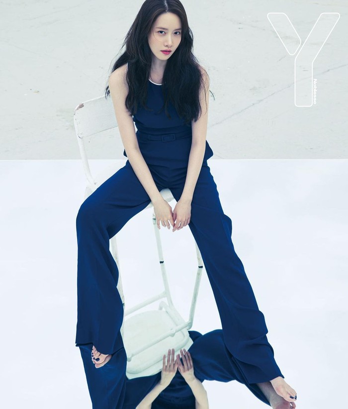 Mengenakan pakaian dengan warna serba biru dongker, Yoona memamerkan kaki jenjangnya. Untuk ukuran artis perempuan, Yoona memang memiliki tinggi badan di atas rata-rata yaitu 168 cm.(Yoona snsd/Foto: Instagram/yoona__lim)