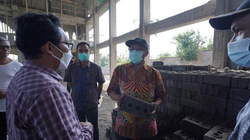 PLN memanfaatkan limbah batu bara hasil proses pembakaran atau Fly Ash dan Bottom Ash (FABA) dari pembangkit listrik tenaga uap (PLTU)