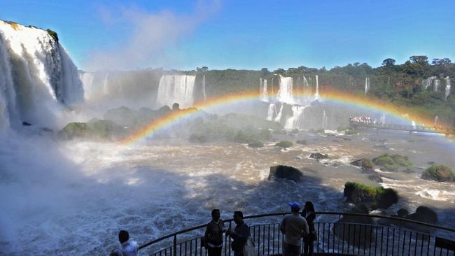 Air terjun Iguazu berada di dua negara, Argentina dan Brasil. Di sisi Argentina, wisatawan bisa menatap 'Devil's Throat' dari dekat.