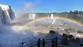 Menatap 'Tenggorokan Setan' di Air Terjun Iguazu