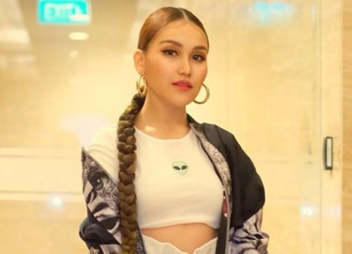 Akhir-akhir ini, Ayu Ting Ting juga mengubah sedikit gaya berbusananya. Ibu dari satu putri ini dinilai semakin kece dan badai abis dengan gaya bak selebriti Korea / foto: instagram.com/ayutingting92