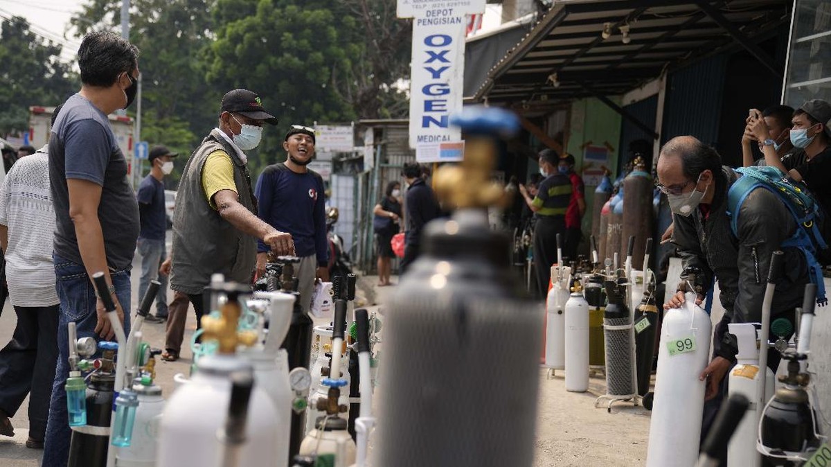 FOTO: Mengular Antrean Isi Ulang Tabung Oksigen di Jakarta