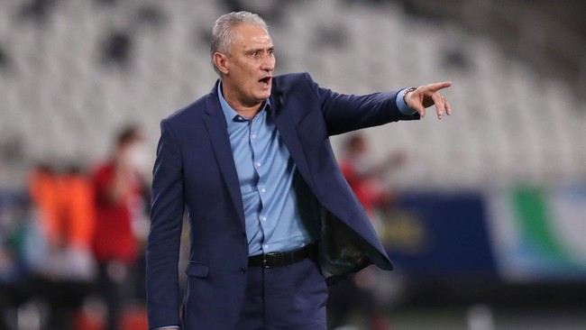 Pemilik nama lengkap Adenor Leonardo Bacchi mengunjungi sebuah masjid di Kota Doha, dekat Grand Hamad Stadium usai memimpin sesi latihan ringan Neymar cs.