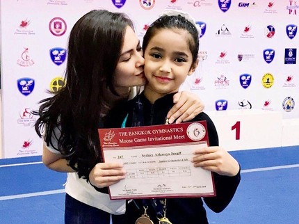 7 Potret Cut Tary dengan Sang Anak yang Atlet Gymnastic Berprestasi