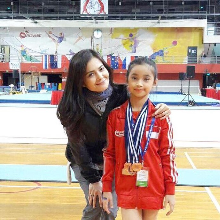 <p>Pada satu pertandingan yang ada di Singapura, Cut Tary bahkan rela menemani sang putri meski sedang dalam kondisi sakit, Bunda. Cut Tary mengaku merasa bangga dengan prestasi yang dimiliki oleh sang putri. (Foto: Instagram: @cuttaryofficial)</p>