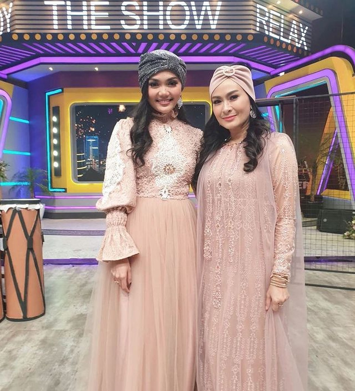 Rina Nose memiliki kemampuan impersonate artis lain&period; Intip dandanan totalitas Rina Nose saat impersonate&excl;