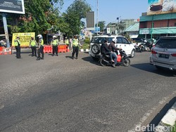 PPKM Darurat, Dua Titik Jalan di Karawang Disekat Polisi