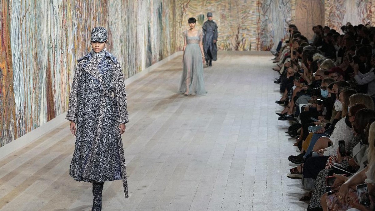 FOTO: Kekuatan Tenun dan Bordir Dior Couture