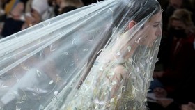 FOTO: Kekuatan Tenun dan Bordir Dior Couture