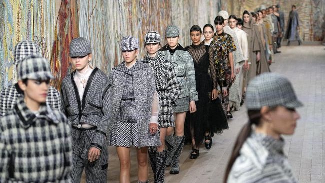 Christian Dior menjadi rumah mode pertama yang mengadakan show haute couture secara fisik dengan kehadiran tamu undangan sejak pandemi Covid-19.