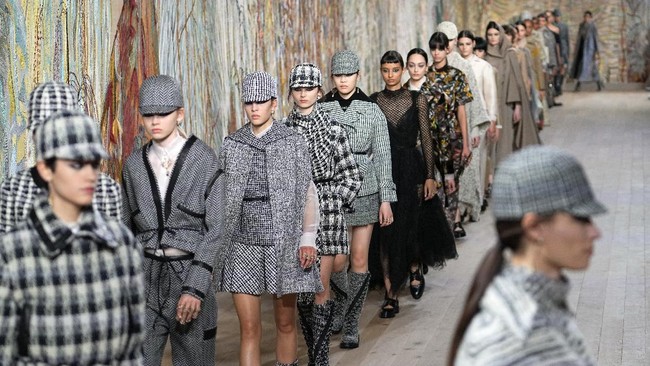 FOTO: Kekuatan Tenun dan Bordir Dior Couture