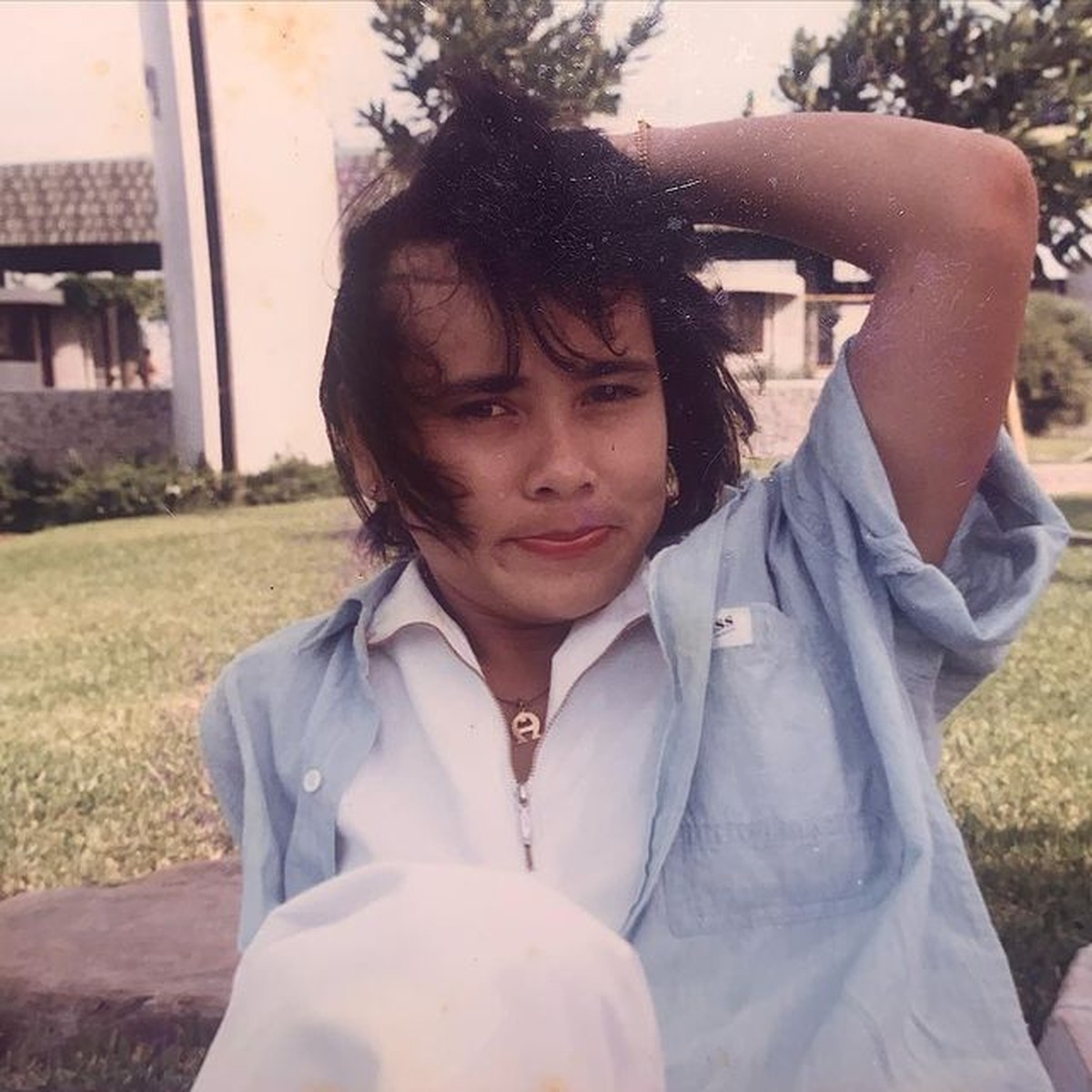 Prilly mengunggah potret masa muda ibundanya di akun Instagramnya&period; Yuk kita intip ibunda Prilly saat muda&excl;