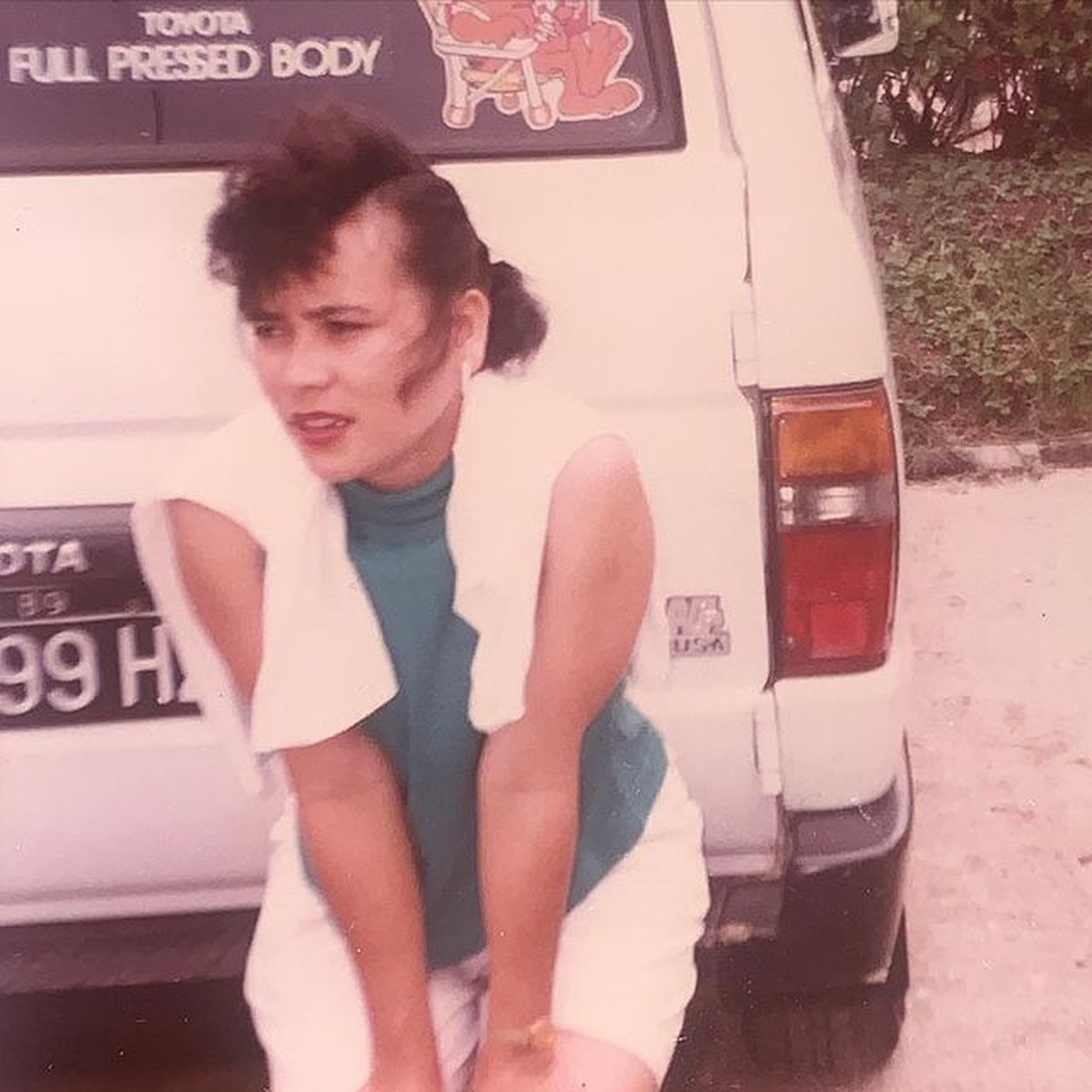 Prilly mengunggah potret masa muda ibundanya di akun Instagramnya&period; Yuk kita intip ibunda Prilly saat muda&excl;