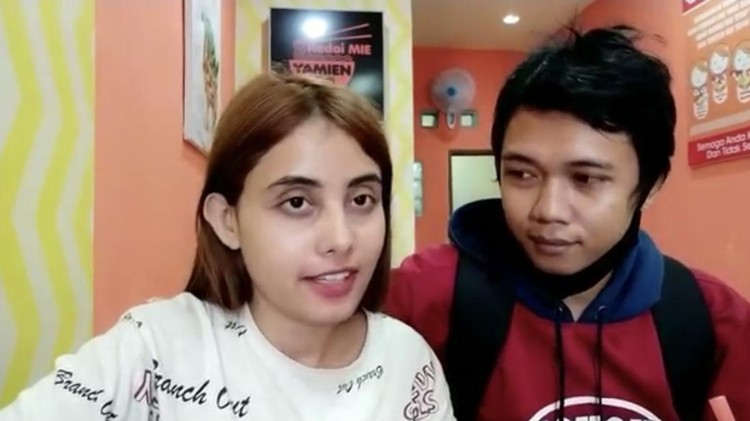 Foto pasangan Youtuber asal Tulungagung Rico dan bule India Sheevi. Foto pasangan Youtuber asal Tulungagung Rico dan bule India Sheevi.