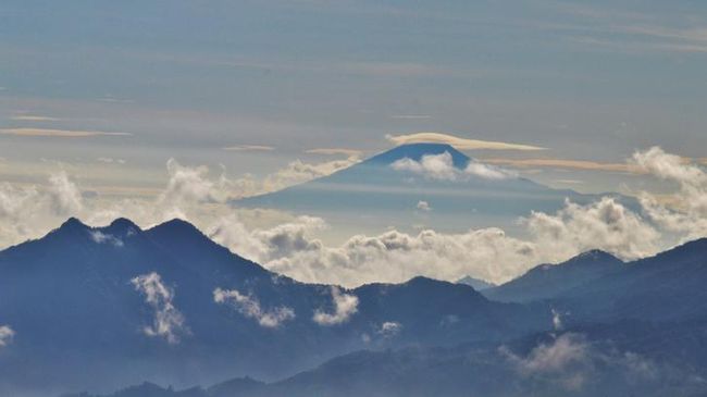 Kelebat Sesar Lembang di Tutur Kisah Sangkuriang Legenda Sangkuriang kerap diasosiasikan dengan Gunung Tangkuban Parahu, namun para ahli geologi punya interpretasi berbeda yang menarik.