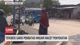 VIDEO: Hindari Penyekatan,  Emak-Emak Nyangkut di Trotoar
