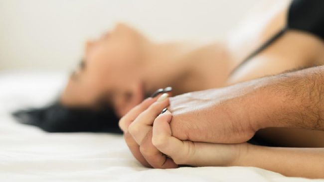 Apa mungkin seseorang mengalami orgasme tanpa aktivitas seksual? 6 cara ini disebut bisa membuat Anda orgasme tanpa hubungan seksual.