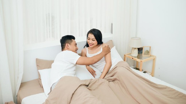 Wanita biasanya enggan menginisiasi momen panas di ranjang. Mengapa bisa demikian?